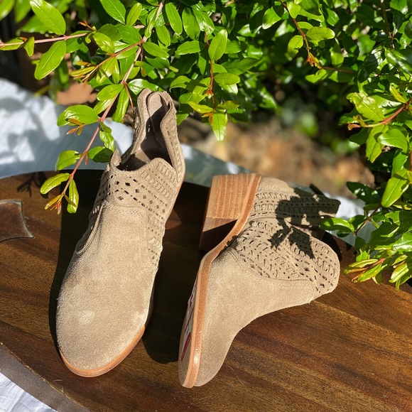 Vince Camuto🍂🍁booties women’s sz 4 - Picture 4 of 7